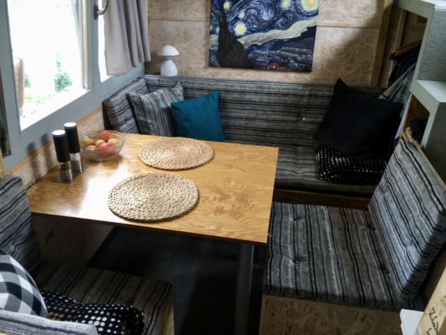 variabilní nábytek, jídelní stůl